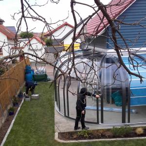 Véranda ronde bioclimatique I Abri terrasse coulissant I Modèle PERLE Vöroka-Juralu
