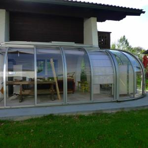 Véranda circulaire bioclimatique I Abri terrasse mobile I Modèle PERLE Vöroka-Juralu
